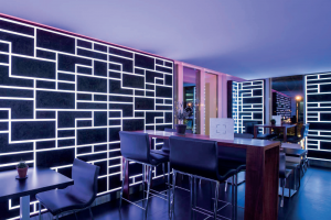 Salon avec bandeaux de LED au mur